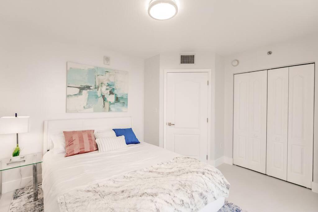 Upscale Brickell 3 Bedroom With Water Views And Free Parking Miami Eksteriør billede