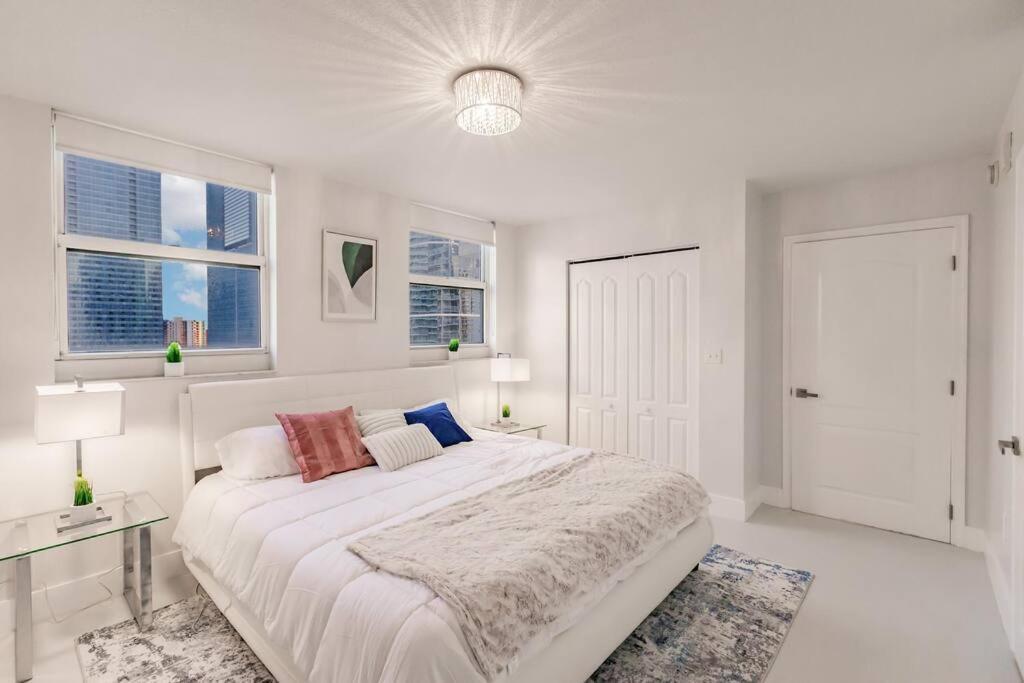 Upscale Brickell 3 Bedroom With Water Views And Free Parking Miami Eksteriør billede