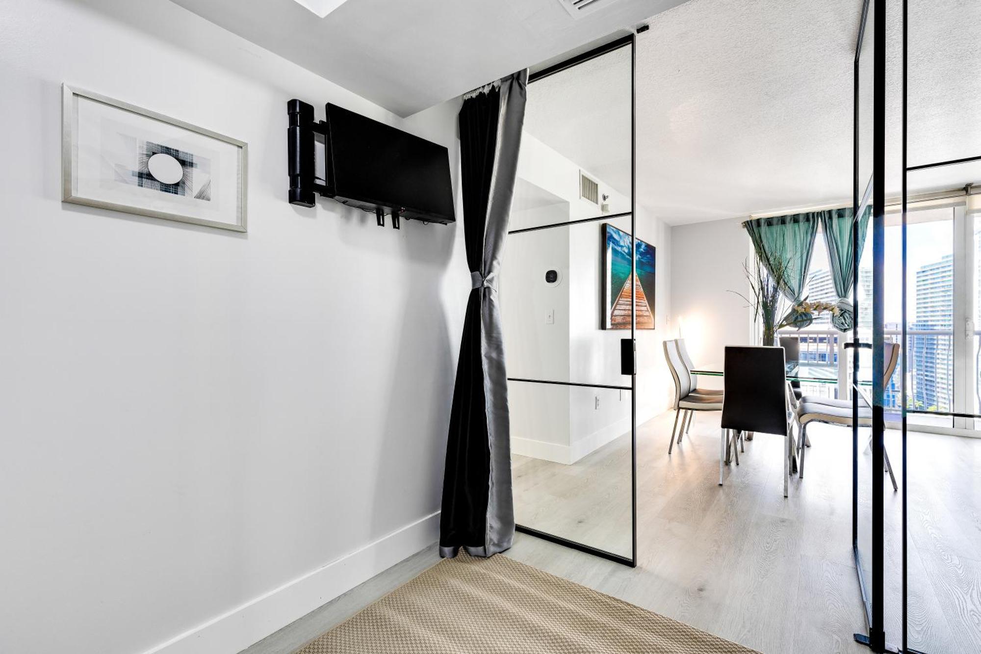 Upscale Brickell 3 Bedroom With Water Views And Free Parking Miami Eksteriør billede