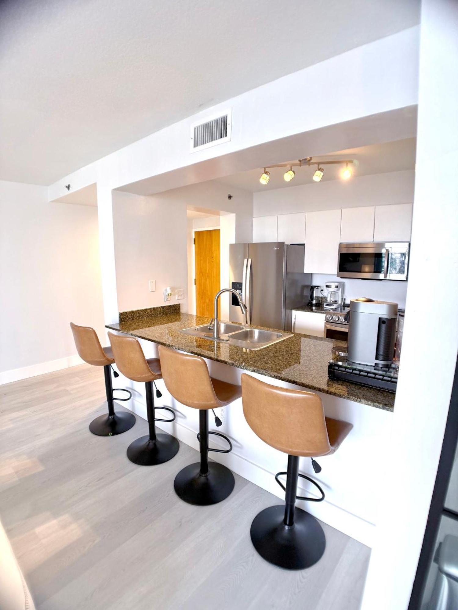 Upscale Brickell 3 Bedroom With Water Views And Free Parking Miami Eksteriør billede