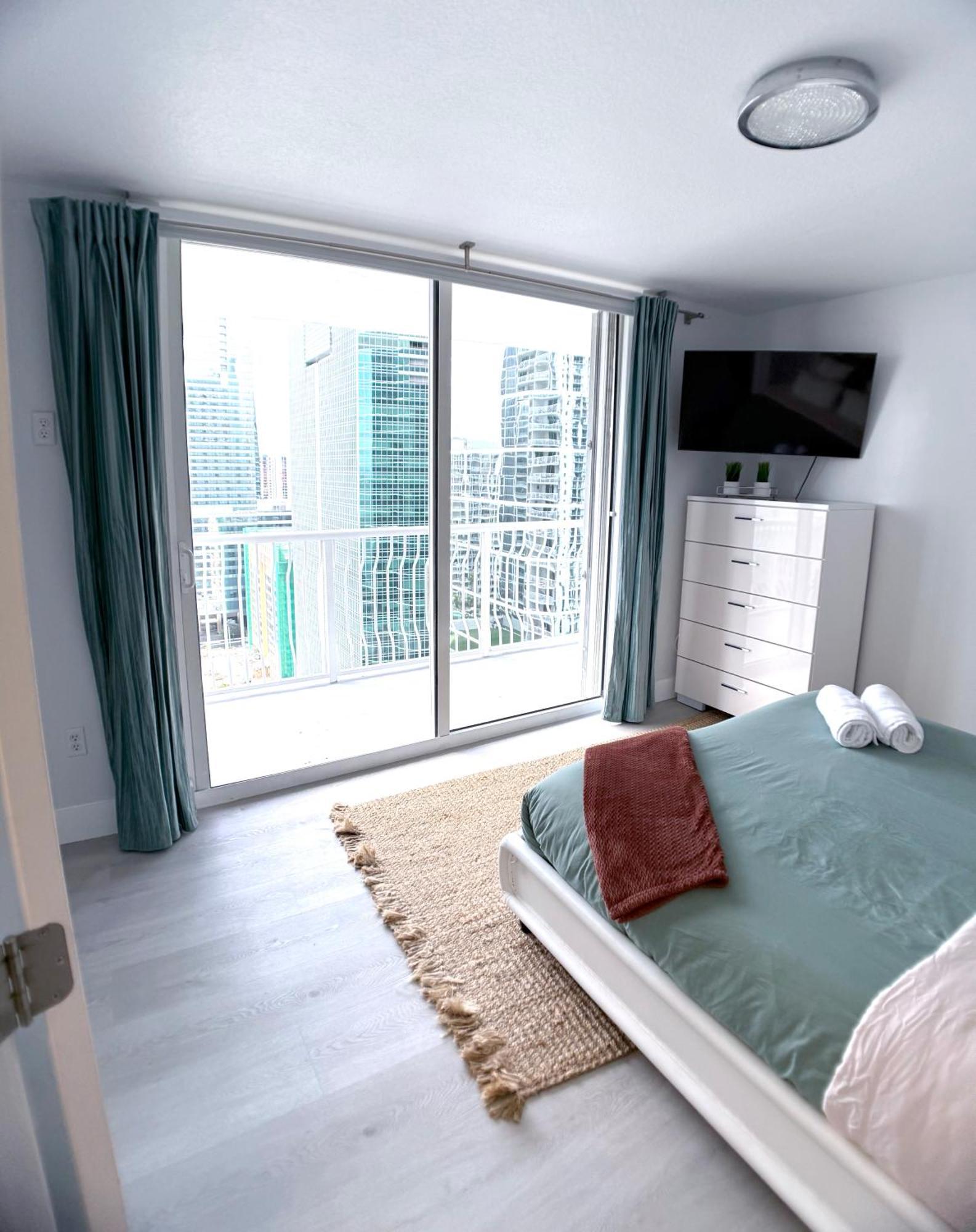 Upscale Brickell 3 Bedroom With Water Views And Free Parking Miami Eksteriør billede